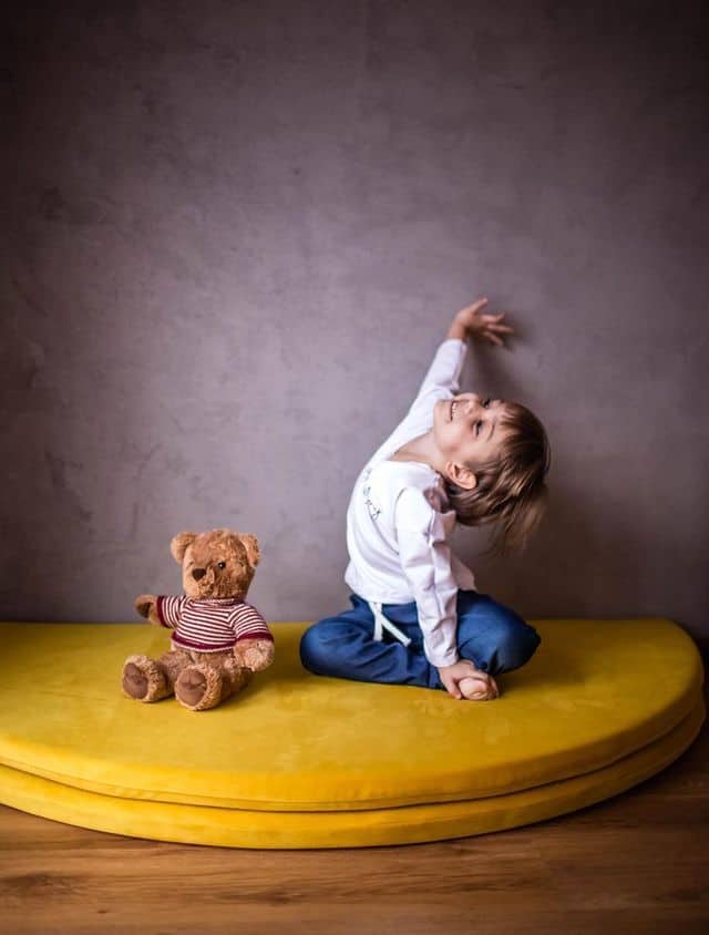 maty do zabawy okragla zolty w pokoju