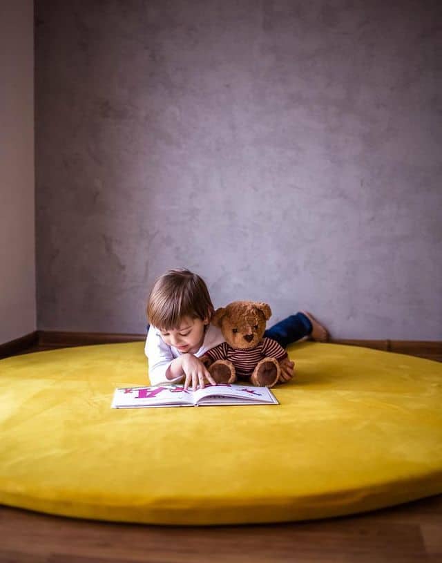 maty do zabawy welurowa w pokoju dzieci
