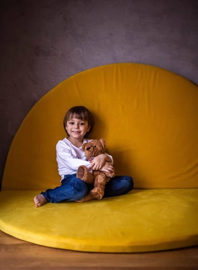maty do zabawy zolte w pokoju dzieci
